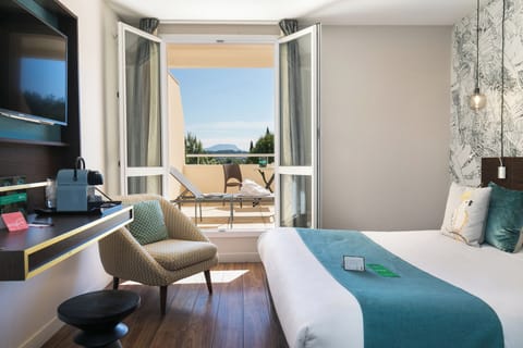 Executive Double Room | Premium bedding, minibar, in-room safe, desk