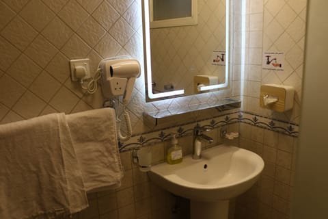 Combined shower/tub, towels