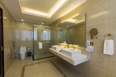 Executive Room | Bathroom | Rainfall showerhead, designer toiletries, hair dryer, bathrobes