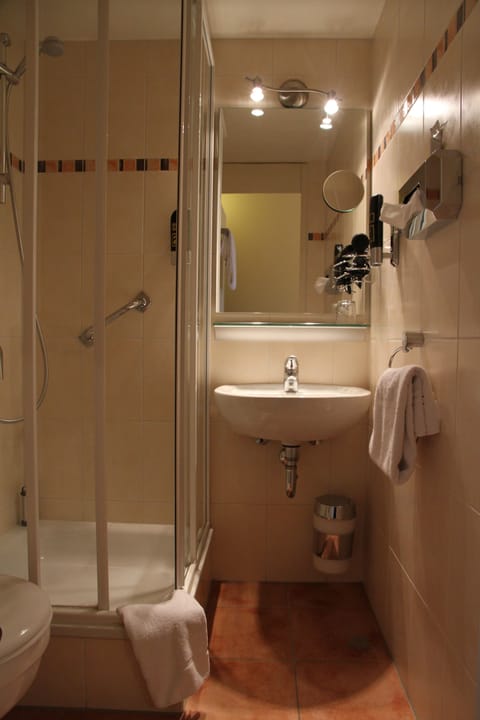 Single Room | Bathroom | Hair dryer, towels