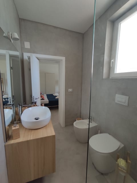 Standard Double or Twin Room, Ensuite, Pool View | Bathroom | Shower, free toiletries, hair dryer, bidet