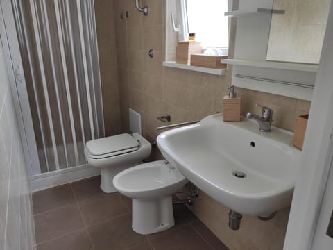 Standard Double or Twin Room, Ensuite, Pool View | Bathroom | Shower, free toiletries, hair dryer, bidet