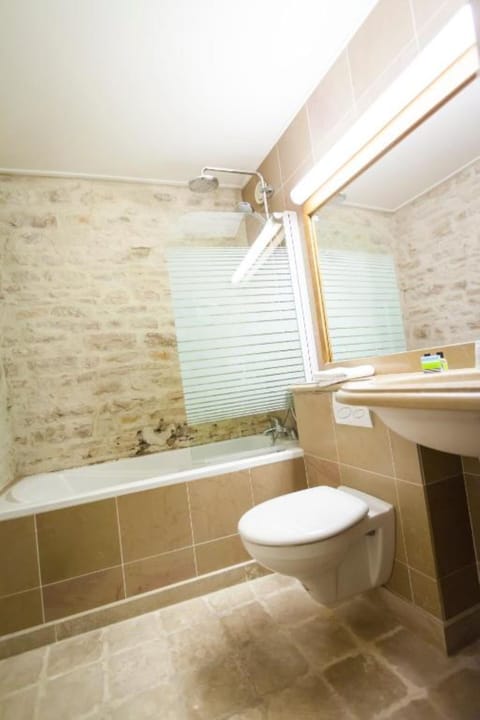 Comfort Room | Bathroom | Free toiletries, hair dryer, towels