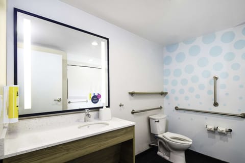 Room, 1 King Bed, Accessible, Bathtub | Bathroom | Hair dryer, towels, soap, shampoo