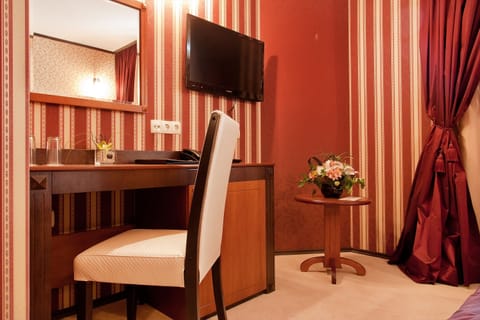 Standard Room, 1 Double Bed | 1 bedroom, minibar, in-room safe, desk