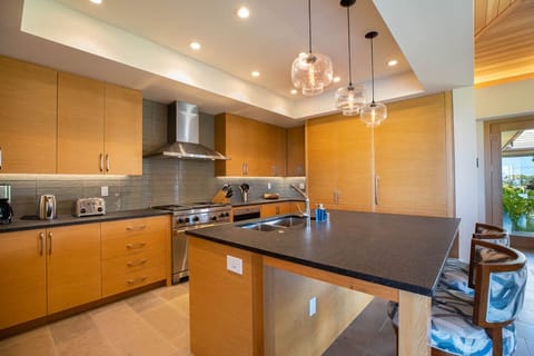 Whether cooking or grazing, enjoy a chef’s dream kitchen with Wolf range and Sub-Zero fridge at your fingertips.