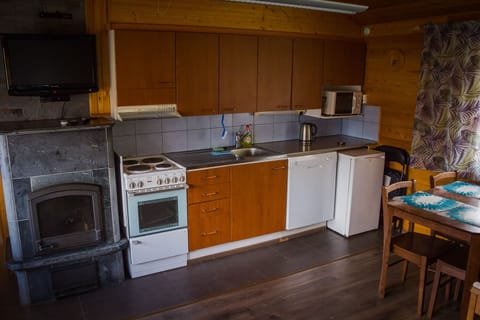 Chalet, 2 Bedrooms | Shared kitchen | Mini-fridge, microwave, stovetop, coffee/tea maker