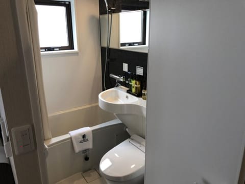 Combined shower/tub, free toiletries, hair dryer, slippers