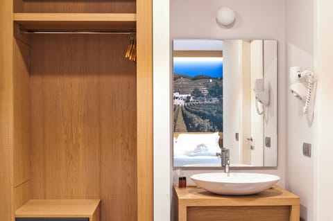 Comfort Room | Premium bedding, minibar, in-room safe, desk