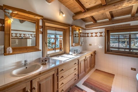 Suite, Jetted Tub | Bathroom | Free toiletries, hair dryer, bidet, towels