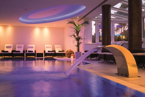 Indoor pool, sun loungers