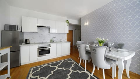 Apartment (21) | Private kitchenette | Fridge, microwave, stovetop, cookware/dishes/utensils