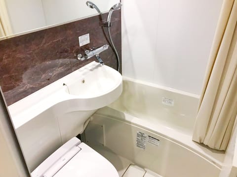 Combined shower/tub, free toiletries, hair dryer, slippers