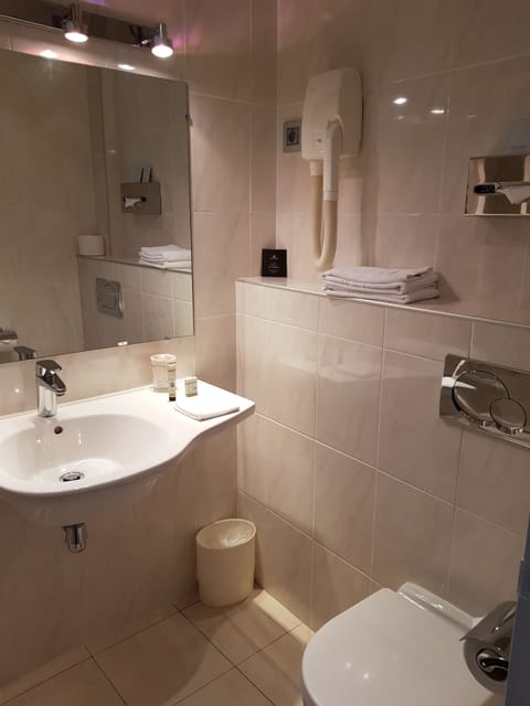 2-Standard | Bathroom | Free toiletries, hair dryer, towels