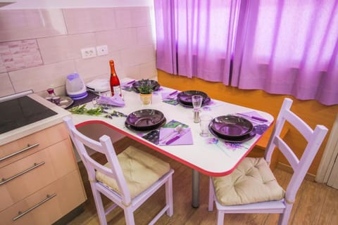 Classic Apartment, 1 Bedroom | In-room dining