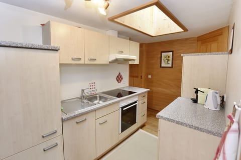 Apartment (Sonnenblume) | Private kitchen | Full-size fridge, microwave, oven, stovetop