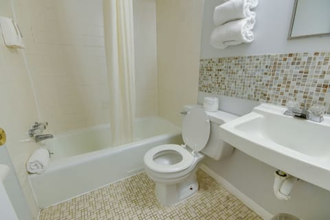 Premium Room, Oceanfront | Bathroom | Combined shower/tub, free toiletries, towels