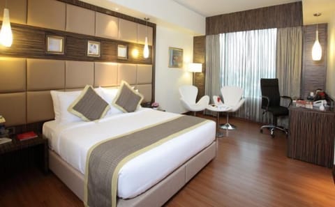 Premier Room | Egyptian cotton sheets, premium bedding, Select Comfort beds, minibar