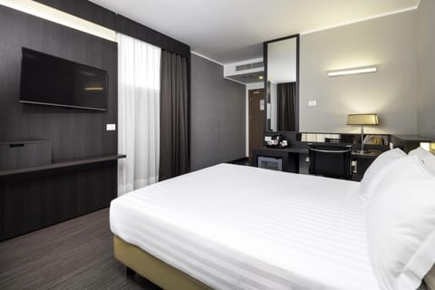 Standard Room, 1 Queen Bed, Non Smoking | Premium bedding, down comforters, minibar, in-room safe