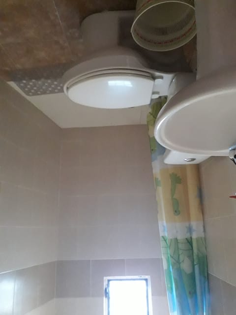 Combined shower/tub, designer toiletries, hair dryer, towels