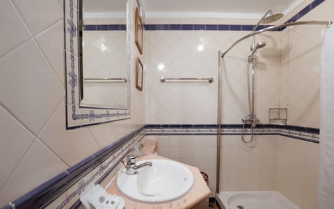 Traditional Double Room, Private Bathroom | Bathroom | Shower, free toiletries, hair dryer, bidet