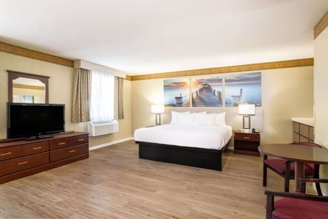 Studio Suite, 1 King Bed, Smoking | Premium bedding, blackout drapes, iron/ironing board, rollaway beds