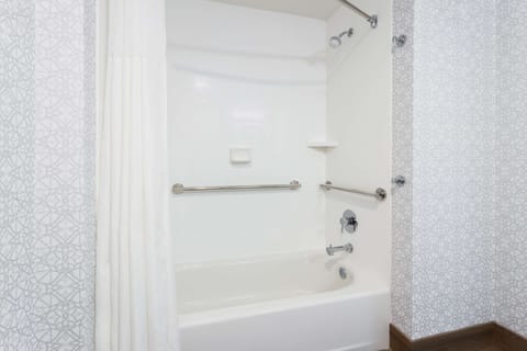 Room, 1 King Bed, Accessible | Bathroom | Bathtub, hair dryer, towels