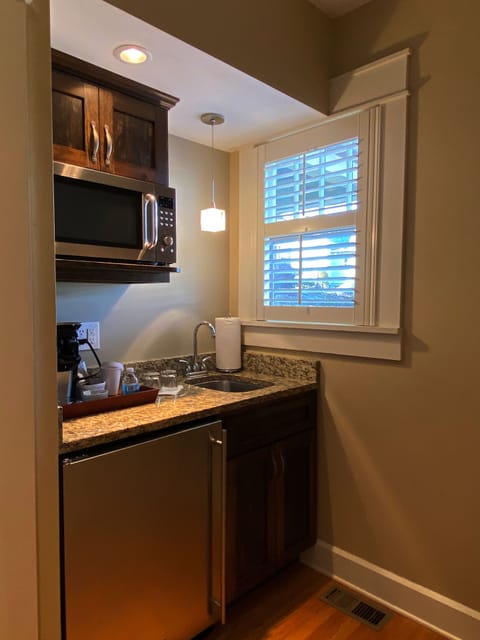 Room, 1 Queen Bed, Kitchenette | Private kitchenette | Coffee/tea maker