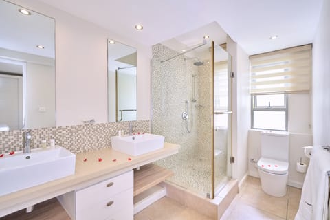 1 bedroom Beachfront Penthouse | Bathroom | Separate tub and shower, rainfall showerhead, free toiletries