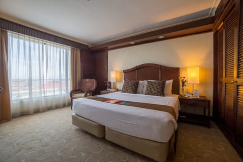 Executive Suite | Premium bedding, minibar, in-room safe, desk
