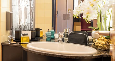 Triple Room | Bathroom | Combined shower/tub, free toiletries, hair dryer, towels