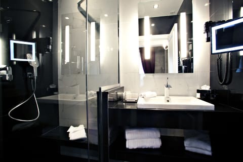 Executive Room | Bathroom | Designer toiletries, hair dryer, bathrobes, slippers