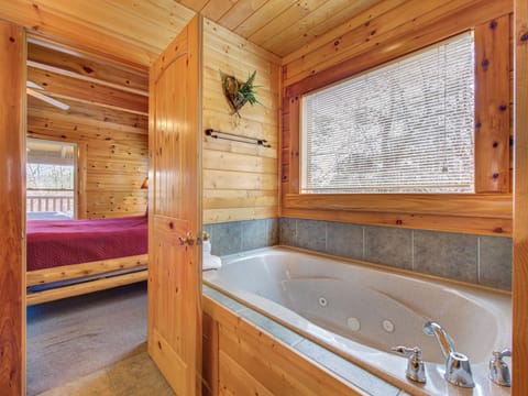 Cabin (Moonlight Lodge) | Bathroom | Towels