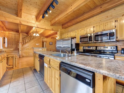 Cabin (Moonlight Lodge) | Private kitchen | Fridge, microwave, oven, stovetop