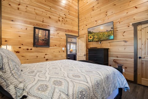 Cabin (Poolin Around) | 1 bedroom, individually decorated, individually furnished, free WiFi