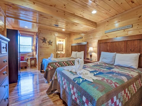 Cabin (Parkside Lodge) | 6 bedrooms, individually decorated, individually furnished, free WiFi