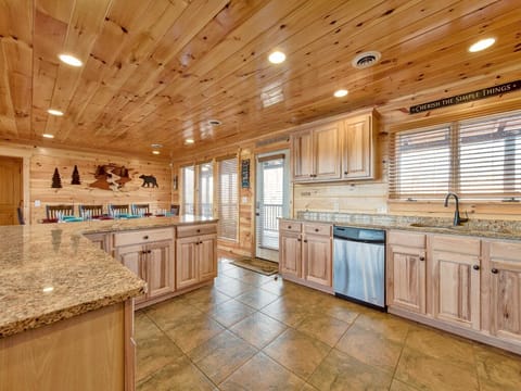 Cabin (Parkside Lodge) | Private kitchen | Fridge, microwave, oven, stovetop