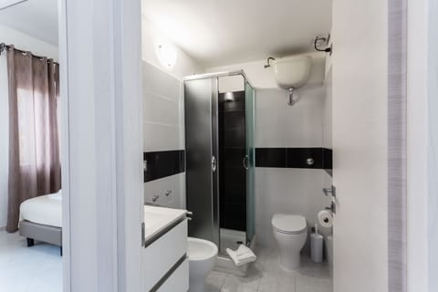 Double or Twin Room (Camera 4) | Bathroom | Shower, hair dryer, bidet, towels