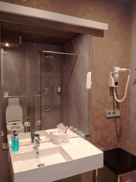 Junior Suite | Bathroom | Hair dryer, towels