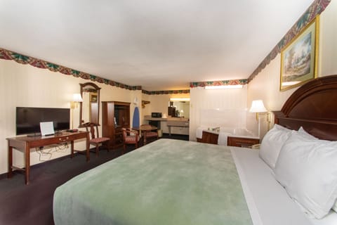 Suite | Iron/ironing board, free WiFi, bed sheets, alarm clocks