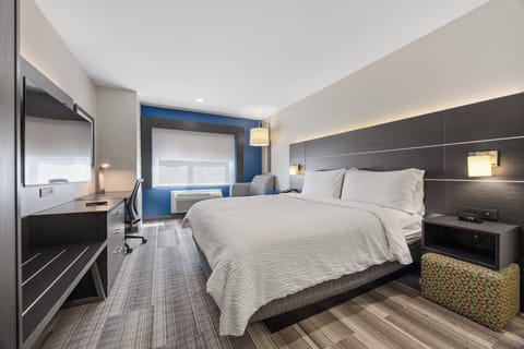 Standard Room, 1 King Bed | Premium bedding, in-room safe, desk, iron/ironing board