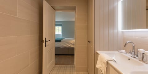 Deluxe Annex Suite | Bathroom | Separate tub and shower, bathrobes, towels