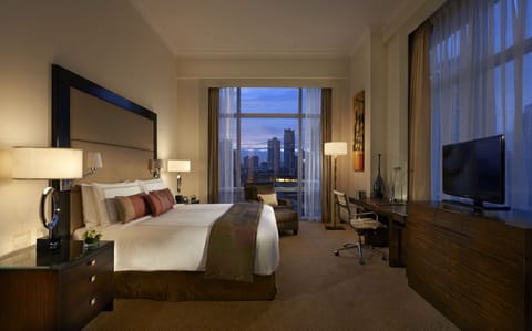 Fairmont Gold, Suite, Corner | Premium bedding, in-room safe, individually decorated, desk