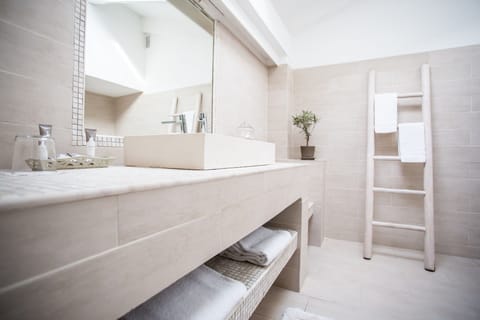 Family Room | Bathroom | Deep soaking tub, free toiletries, hair dryer, bathrobes