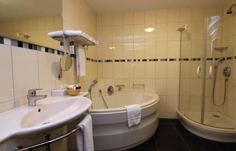 Junior Suite | Bathroom | Separate tub and shower, free toiletries, hair dryer, bathrobes