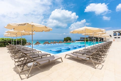 3 outdoor pools, pool umbrellas, sun loungers