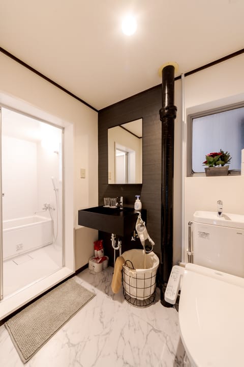 Apartment (403) | Bathroom | Combined shower/tub, free toiletries, hair dryer, towels