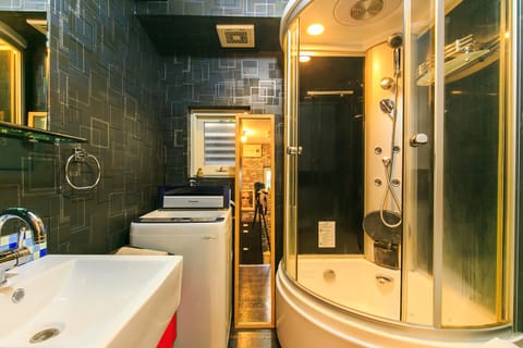 Room, 1 Bedroom (202) | Bathroom | Shower, hair dryer, towels