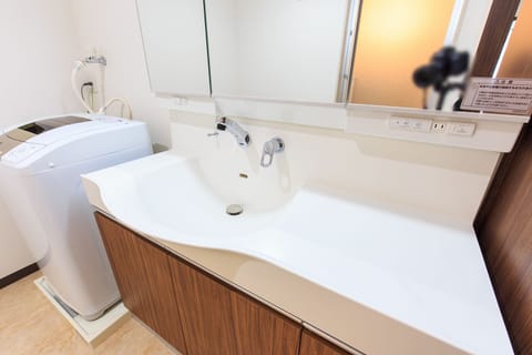 Room | Bathroom | Combined shower/tub, free toiletries, towels, shampoo