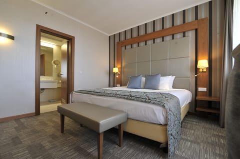 Suite, 1 King Bed, Non Smoking, Balcony | Premium bedding, minibar, in-room safe, desk